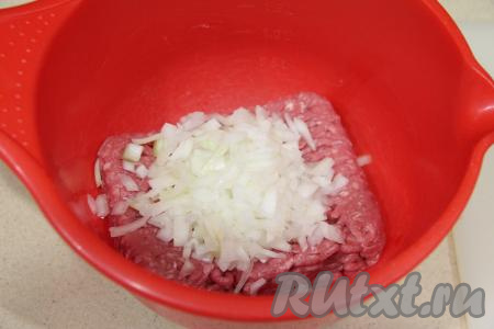Фарш переложить в миску, добавить к нему мелко нарезанный лук.
