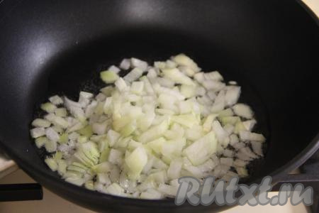 Очистить половину луковицы, мелко нарезать и переложить в сковороду, прогретую с растительным маслом. Обжарить лук в течение 2-3 минут, помешивая, на среднем огне.