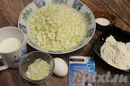 Подготовить продукты для приготовления капустных оладий из сырой капусты на кефире. Лук почистить, нарезать мелко. Капусту нарезать на маленькие кусочки.
