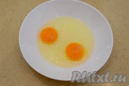 В глубокую тарелку вбить сырые яйца, посолить их по вкусу (я добавила 3 щедрых щепотки соли). Помните, в этом рецепте мы солим только яичный кляр, рыба не солится.