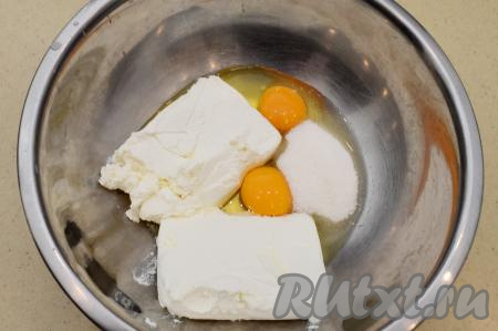 В глубокую миску вбить сырые яйца, положить творог и всыпать сахар.