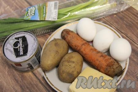Подготовить продукты для приготовления салата "Мимоза" в виде рулета. Сварить вкрутую яйца (после начала кипения воды варить минут 9-10), затем их нужно остудить и очистить. Картошку и морковь тщательно вымыть и сварить до готовности в кожуре (варить после закипания воды минут 25-30).