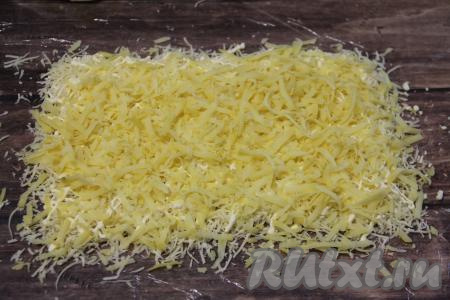 Картошку почистить, натереть её на крупной тёрке и аккуратно выложить поверх сыра. Можно посолить картофельный слой.