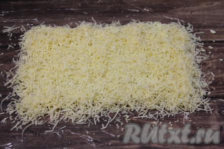 Сыр натереть на мелкой тёрке и выложить поверх желтков ровным слоем. Нанести на сыр сеточку из майонеза.