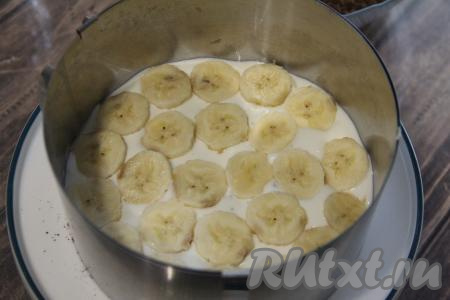Бананы очистить, нарезать на кружочки. Часть кружочков банана выложить в один слой поверх крема.