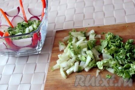 Листовой салат с нежными листьями порвать руками или нашинковать китайский (как был у меня) и добавить в салатник.