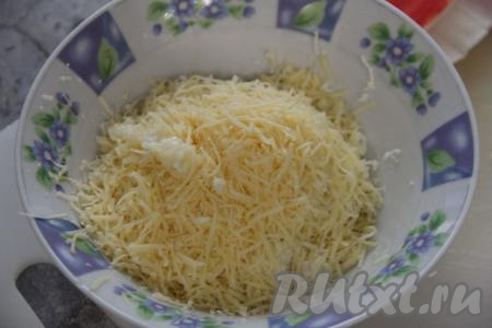 К яйцам и крабовым палочкам добавить сыр, натёртый на мелкой тёрке, и пропущенный через пресс чеснок.