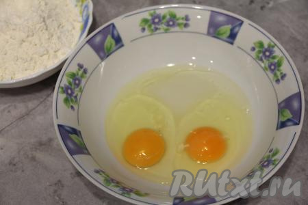 Соединить яйца, соль и сахар в глубокой тарелке, влить одну столовую ложку растительного масла и одну чайную ложку уксуса.