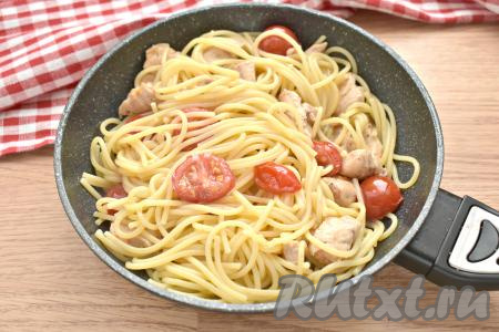 К курице и помидорам добавляем спагетти, перемешиваем. Прогреваем блюдо, помешивая, 2-3 минуты.