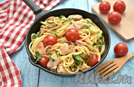 Сразу спагетти с курицей и помидорами подаём к столу, украсив нарезанной зеленью. Блюдо получается и вкусным, и сытным, оно отлично впишется в повседневное меню!