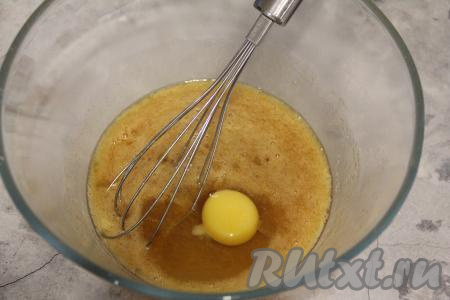 В тёплую медово-сметанную массу по одному добавить яйца, каждый раз хорошо вмешивая их венчиком.