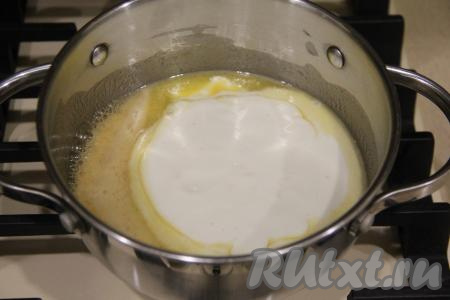 Варить медово-масляную массу, помешивая. Как только масса закипит, добавить сметану, смешанную с содой.