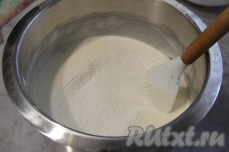 В смесь яиц, кефира и масла всыпать разрыхлитель, частями начать добавлять муку, тщательно и аккуратно вмешивая её с помощью лопатки в тесто.