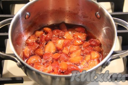 Клубнику слегка размороженную (или свежую) нарезать на небольшие кусочки и вместе с выделившимся соком переложить в сотейник, поставить на средний огонь и довести ягоды до кипения.