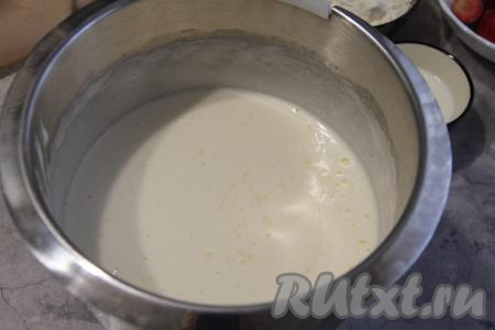 Для замешивания теста для бисквита в объёмную миску нужно вбить яйца, начать взбивать миксером, постепенно добавляя сахар. Взбивать яйца с сахаром в течение 7 минут (яичная масса должна посветлеть и стать пышной). Затем во взбитую яичную массу влить растительное масло и кефир, слегка взбить.