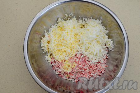 В миску с большей частью крабовых палочек добавить натёртые на мелкой тёрке плавленный сыр, яйца и чеснок.