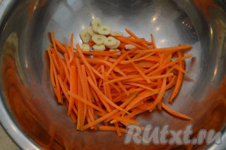 Пока шампиньоны провариваются в маринаде, натереть очищенную морковку на тёрке для корейской моркови (или на крупной тёрке). Чеснок очистить и нарезать на пластины. Если у вас зубчики чеснока мелкие, тогда лучше взять 2 зубчика чеснока.