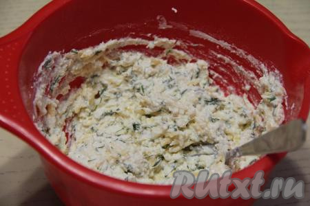 Творожно-сырное тесто должно получиться густым, вязким, однородным.