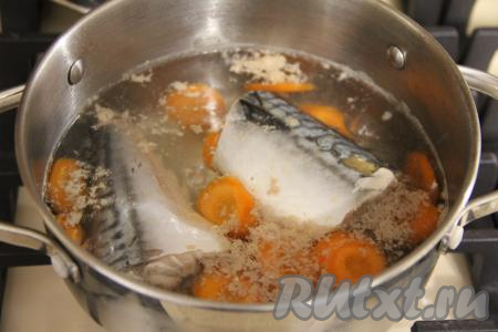Залить скумбрию полностью водой и поставить на огонь. Варить рыбку с момента закипания 10-15 минут (до мягкости морковки).