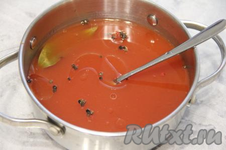 Влить воду, масло и уксус, перемешать. Поставить кастрюлю на огонь и довести томатный маринад до кипения, затем проварить на небольшом огне минуты 2, чтобы сахар и соль полностью растворились.