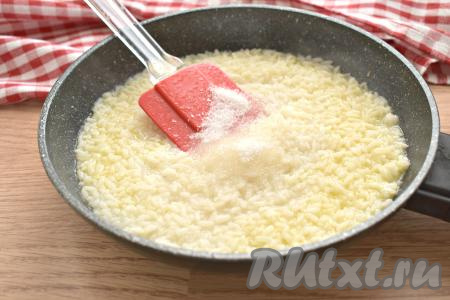 Через 10 минут к рису всыпаем сахар, регулируя его количество по своему вкусу и учитывая, что в дальнейшем будут добавляться сухофрукты, и щепотку соли.