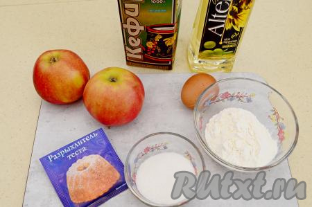 Подготовить продукты для приготовления яблок в кляре на кефире на сковороде. Отмерить нужное количество сахара и муки. Кефир подогреть до комнатной температуры (я подогрела в микроволновке).