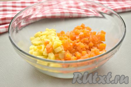 Варёные картошку и морковь нарезаем на маленькие кубики, перекладываем в салатник. 