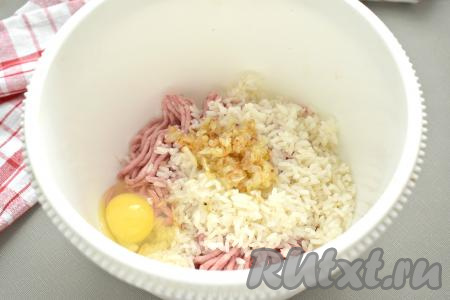 К фаршу с рисом добавляем сырое яйцо и остывший жареный лук.