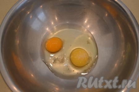 В глубокую миску вбить два сырых яйца. Всыпать 1-2 щепотки соли. Я обычно кладу из расчёта по средней щепотке соли на каждое яйцо.