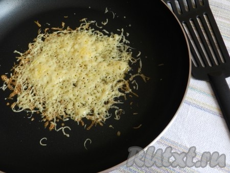 Немного прогреть сыр на сковороде. Как только сыр расплавится, снять сковороду с огня.