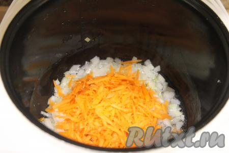 В чашу с обжаренным луком добавить морковку, натёртую на крупной тёрке. Обжаривать морковь с луком, периодически перемешивая, 4-5 минут.