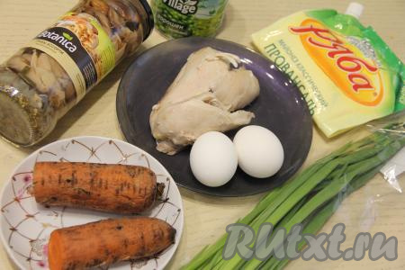 Подготовить продукты для приготовления салата "Купеческий" с курицей и грибами. Куриное филе сварить в подсоленной воде до готовности (в течение минут 20 с момента закипания воды), затем оставить мясо остывать в бульоне. Морковь сварить в кожуре до готовности (на варку обычно требуется минут 25-30), после этого остудить и очистить. Сварить вкрутую яйца (варить после начала кипения воды 9-10 минут), затем дать им остыть, залив их холодной водой, и очистить. Лук вымыть.