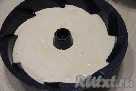 Выложить тесто в форму (я выпекала кекс в литой форме диаметром 22 сантиметра). Если форма силиконовая или литая, тогда перед выкладыванием теста её можно не смазывать маслом.