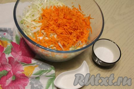 Капусту нарезать на тонкие полоски, выложить в объёмную миску, добавить к ней очищенную морковку, натёртую на крупной тёрке.