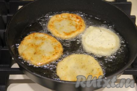 Жарить постные картофельные оладьи с двух сторон до золотистого цвета на среднем огне. Во время обжаривания оладьи пузырятся и становятся слоистыми.