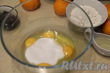 В миске соединить яйца и сахар с ванильным сахаром.