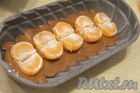 Аккуратно выложить мандарины на тесто, как на фото.