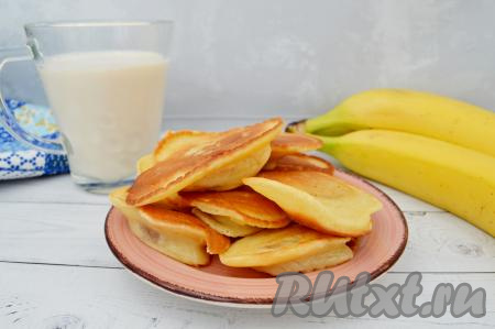 Аппетитные, вкусные бананы в тесте переложить со сковороды на бумажные салфетки, чтобы убрать жир, и можно подавать их к столу. Я люблю их кушать горячими, запивая топлёным молоком.