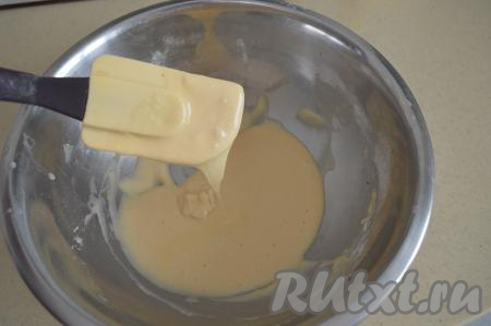 Тесто, получившееся в результате замешивания, должно медленно стекать с лопатки. В дальнейшем оно должно хорошо обволакивать кусочки банана. Но при этом и слишком густым оно быть не должно, чтобы не перебивать вкус банана.