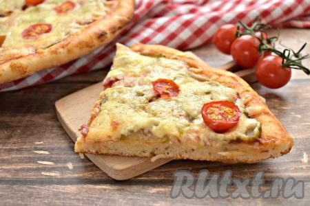 Пицца, приготовленная с начинкой из копчёной колбасы и солёных огурцов, получается мягкой, сочной, вкусной, она несомненно понравится и детишкам, и взрослым!