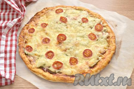 Пиццу с копчёной колбасой и солёными огурцами отправляем в разогретую до 190 градусов духовку на 25-30 минут (выпекаем до подрумянивания теста).