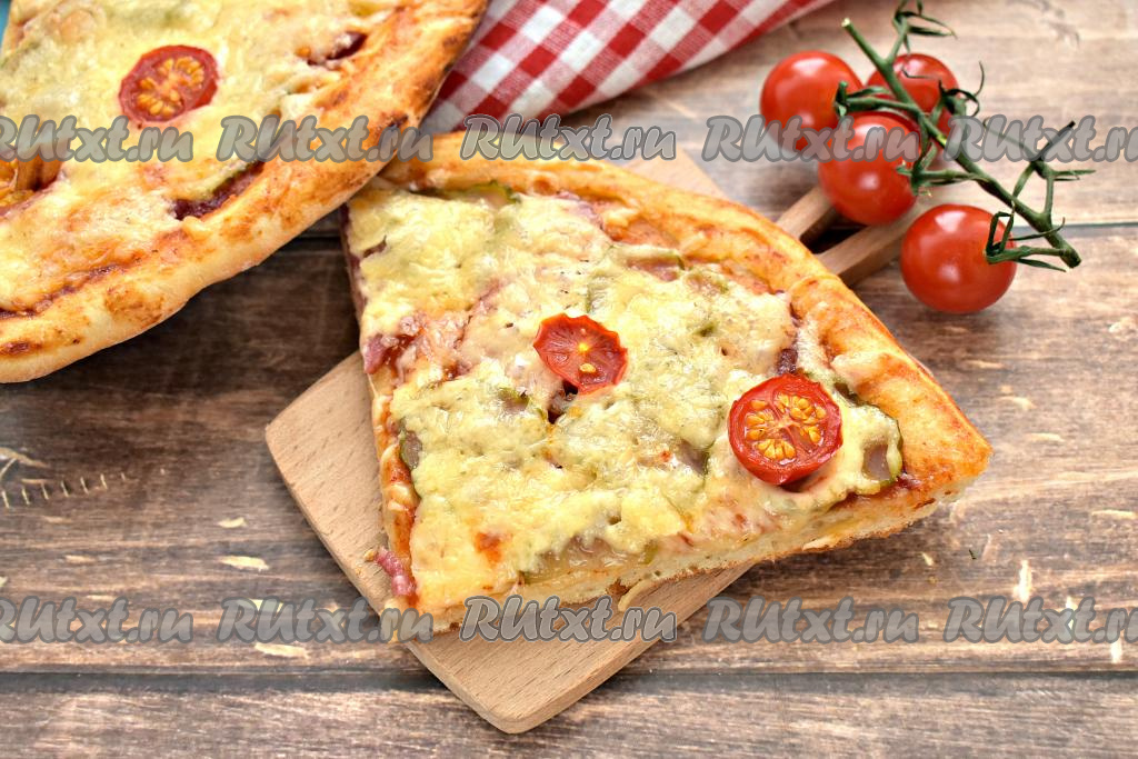 Пицца с копченой колбасой, сыром и грибами