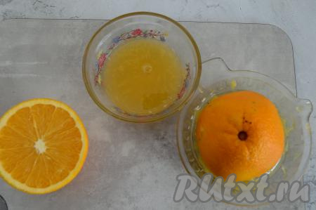 Апельсин разрезать пополам. Из одной половины апельсина выдавить сок (я выжала сок с помощью ручной соковыжималки для цитрусовых). Косточки, если они есть в соке, удалить.
