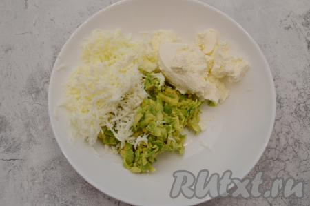 В тарелку с авокадо выложить творожный сыр и натёртый на мелкой тёрке белок. Если готовите бутерброды не к завтраку, тогда можно добавить 1 пропущенный через пресс зубчик чеснока.