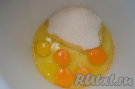 Яйца вбить в глубокую миску, всыпать сахар.