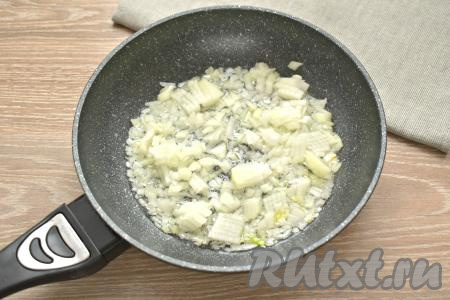 Пока варятся картошка с капустой, займёмся обжариванием овощей. Для этого мелко нарезаем луковицу, выкладываем её в сковороду с разогретым растительным маслом и обжариваем 3-5 минут (до мягкости), иногда помешивая, на среднем огне.