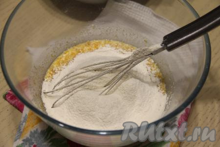 Всыпать соль и ванильный сахар, частями начать добавлять муку, перемешивая тесто вначале венчиком, а затем вымесить его руками, подсыпая муку по мере необходимости. 