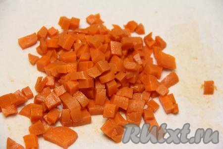 Морковь почистить и тоже нарезать на небольшие кубики.