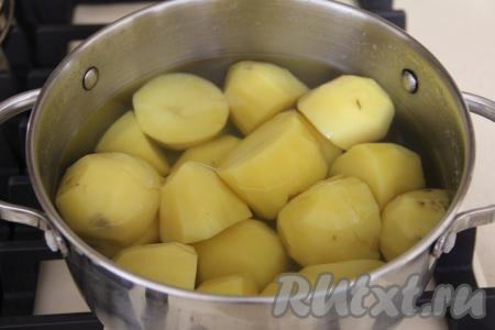 Картошку почистить и сварить в подсоленной воде до готовности (в течение минут 20-25). Я варила достаточно много картошки, затем 200 грамм отложила для приготовления этого блюда.