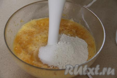 К мандариновой смеси всыпать муку и сахар, ещё раз пробить блендером до однородности и начинка для пирога готова.